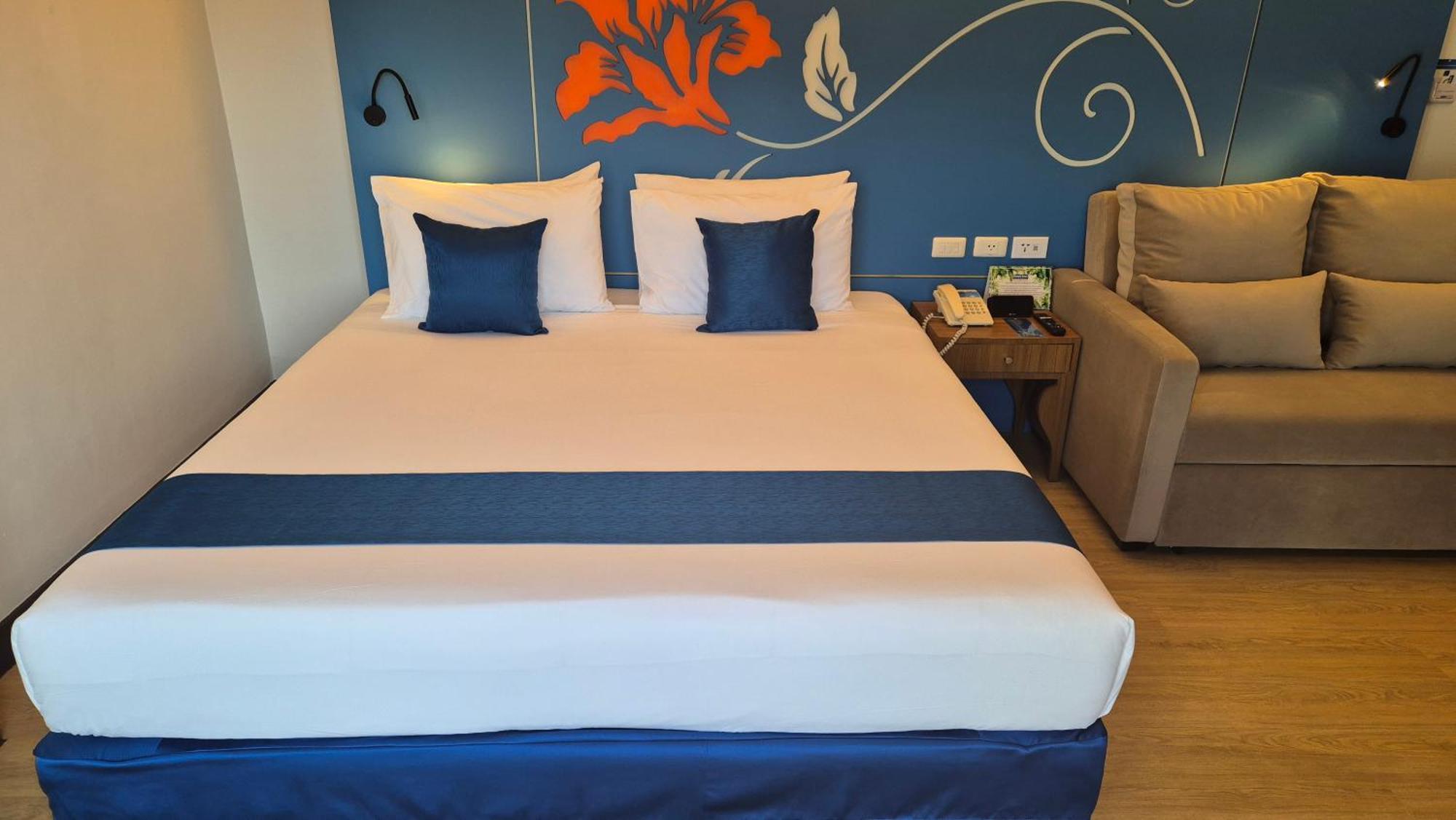 Days Inn By Wyndham Patong Beach Esterno foto